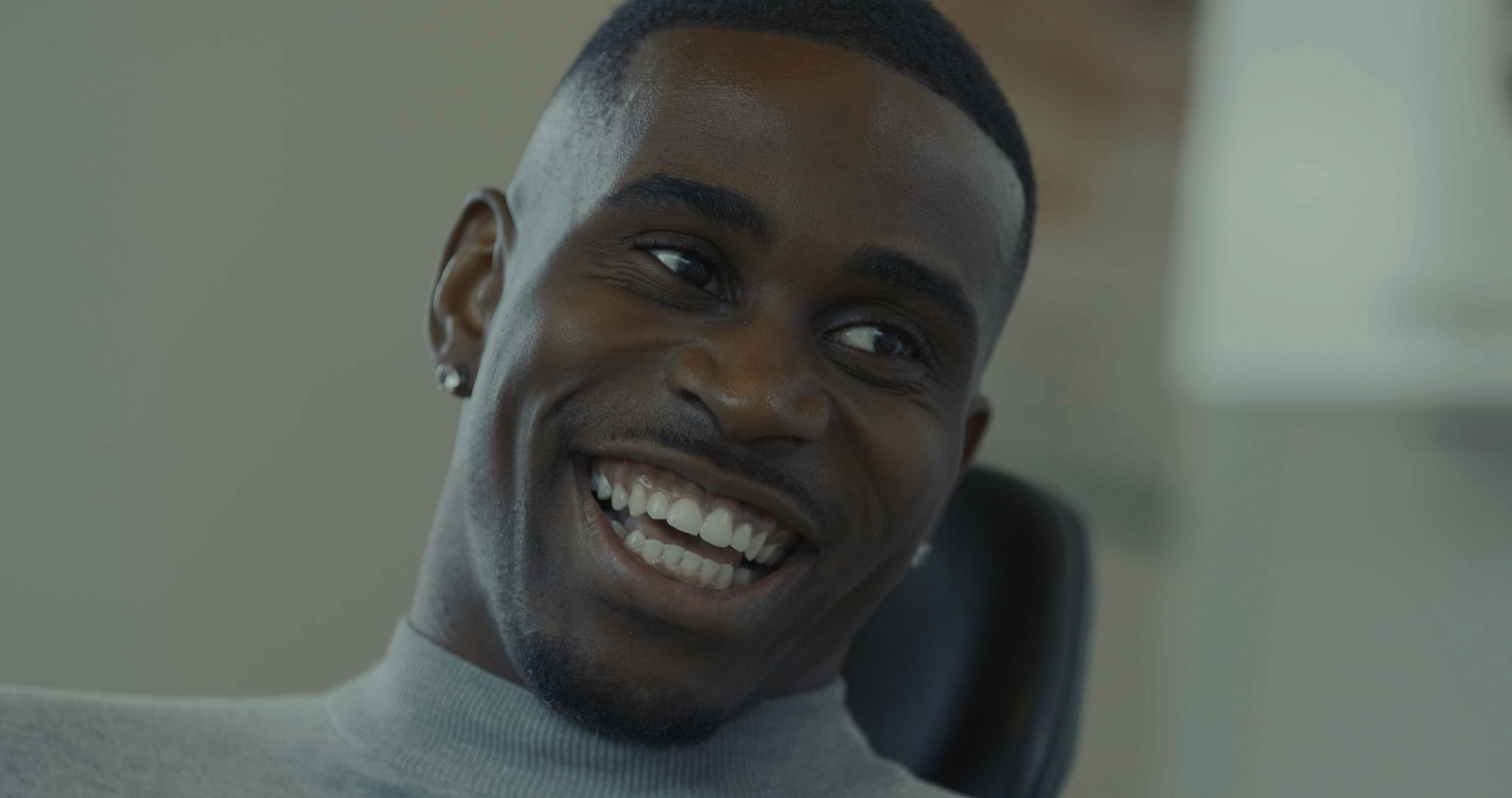 dentiste-souriant-en-pleine-suite-de-consultation-dentaire