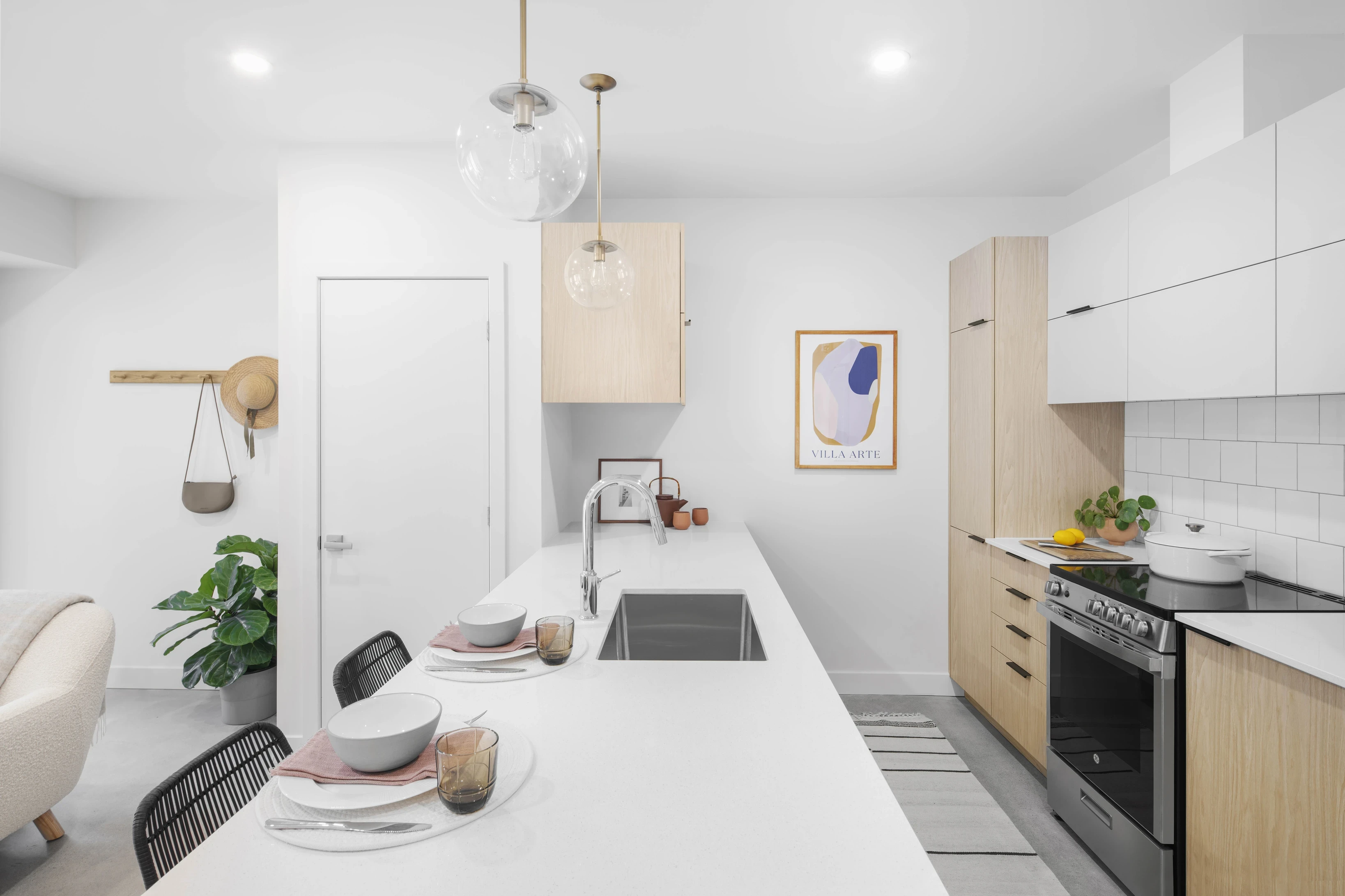 Aménagement intérieur équilibré entre esthétique contemporaine et fonctionnalité résidentielle.