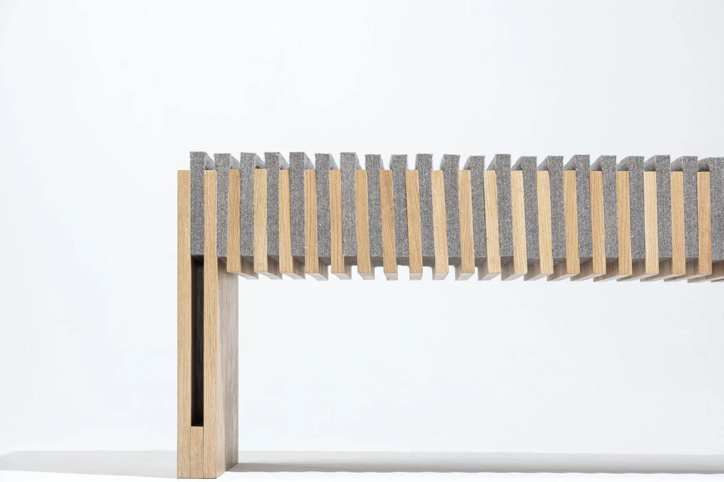 Banc contemporain en bois et béton, détail de l’assemblage structurel